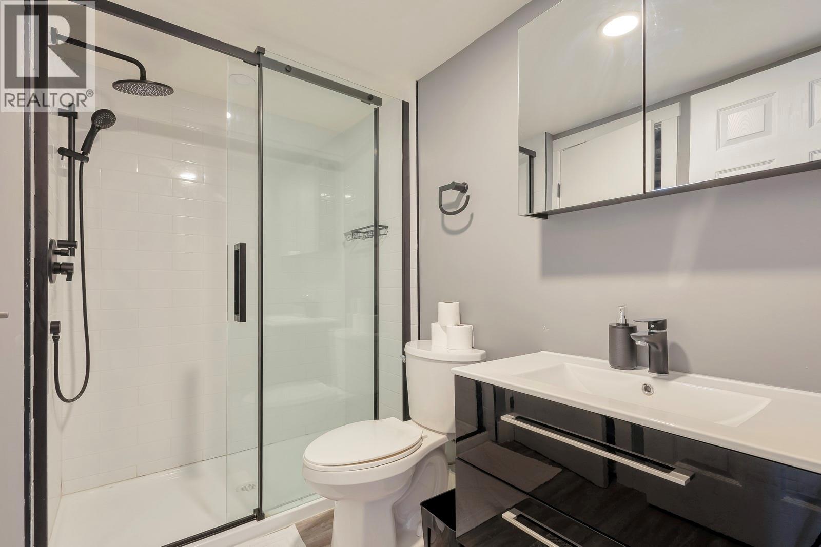  4812 Lakeshore Place, Kelowna