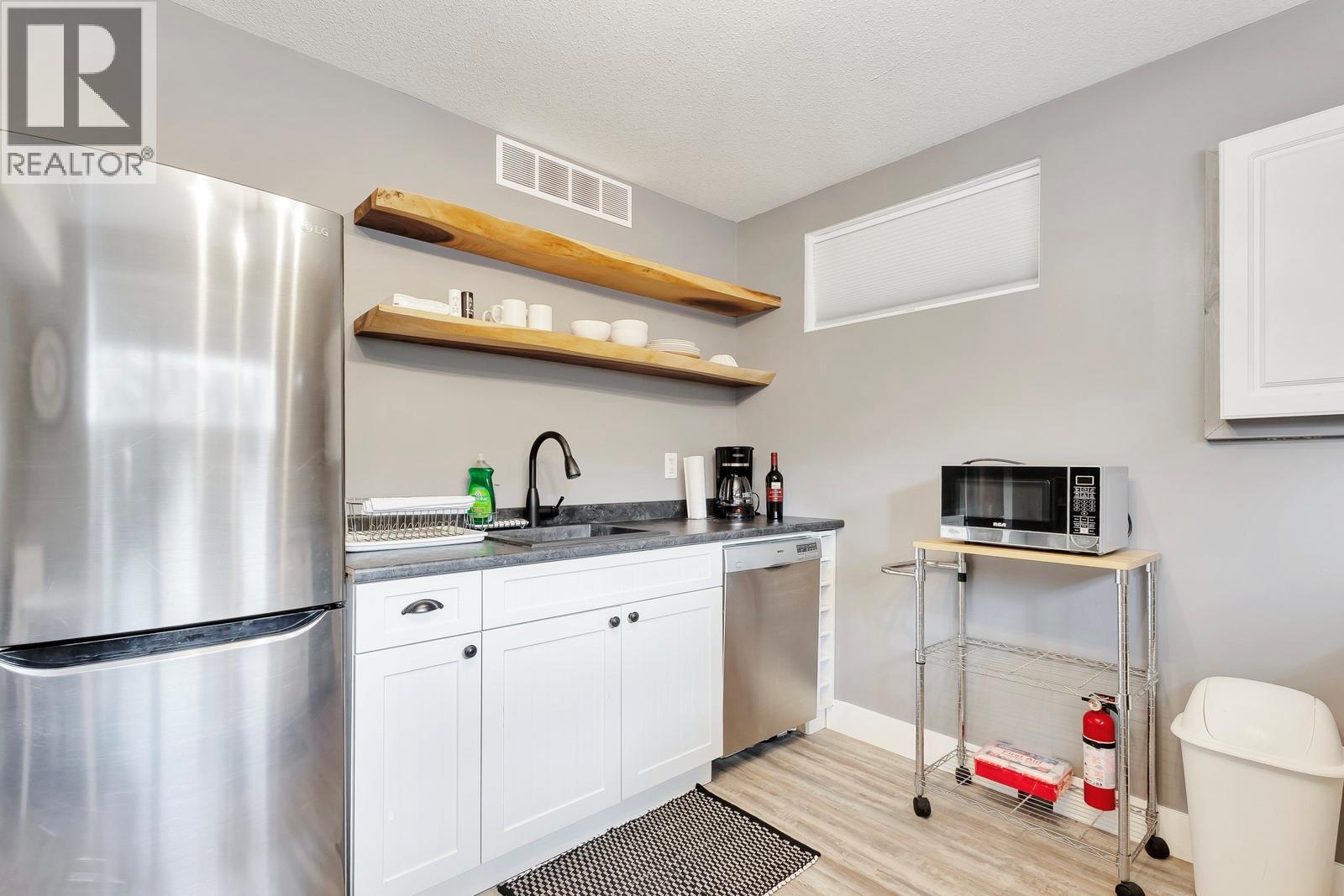  4812 Lakeshore Place, Kelowna