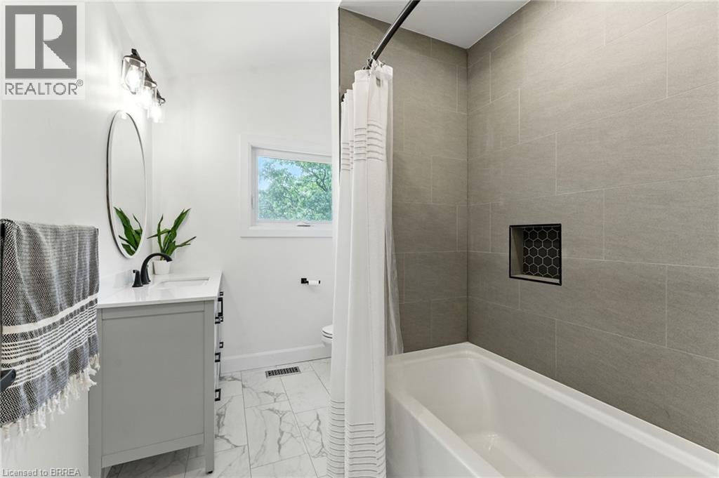 Photo 28 of 37 Barnes Avenue, Brantford ON