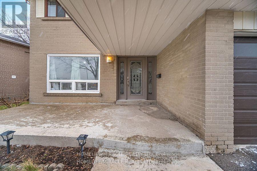 Photo 5 of 345 Silverstone Drive, Toronto ON