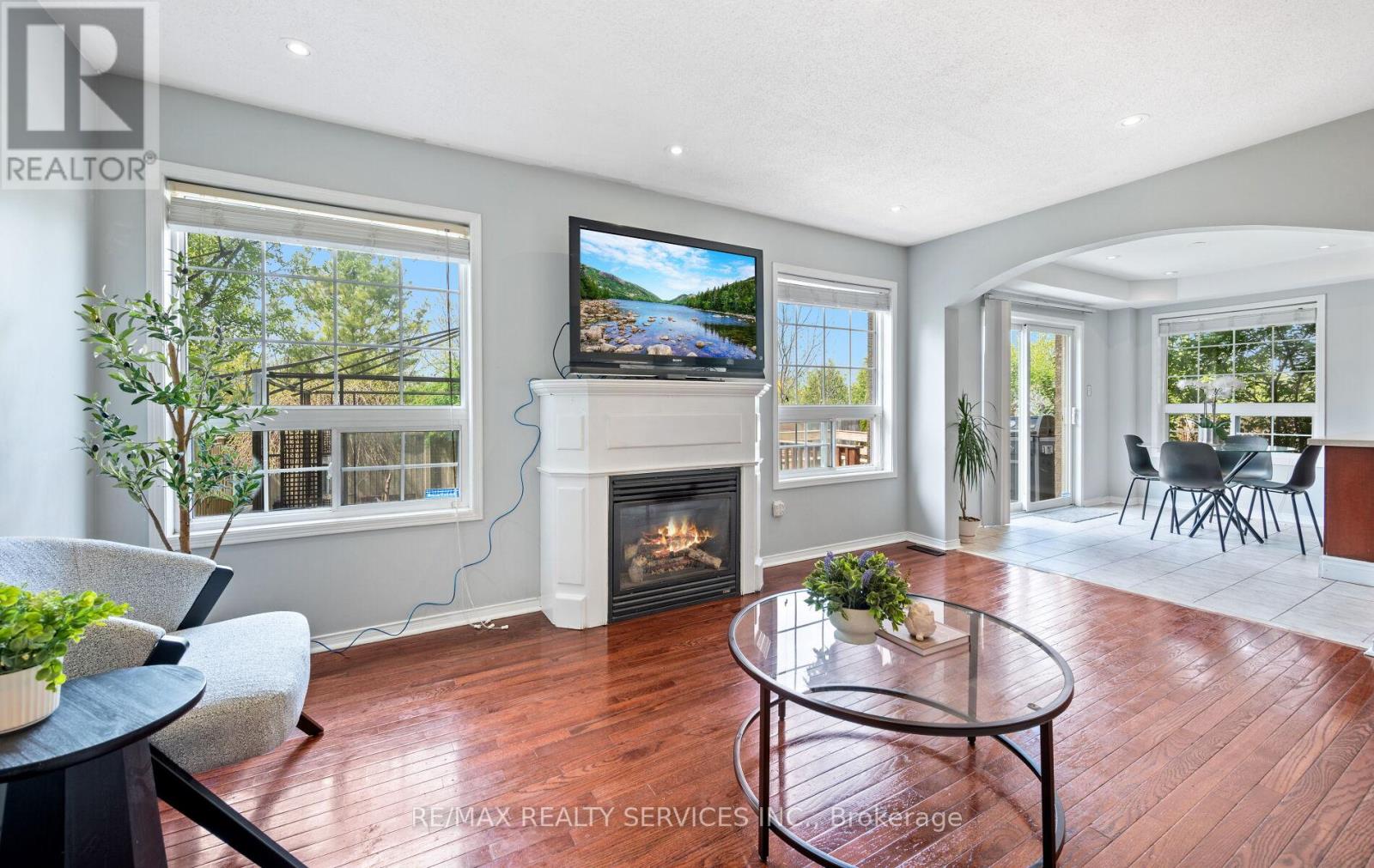 Photo 11 of 74 Earl Grey Crescent, Brampton ON