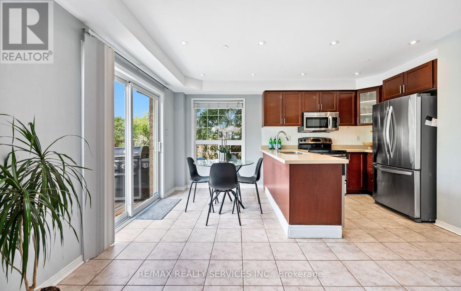 Photo 13 of 74 Earl Grey Crescent, Brampton ON