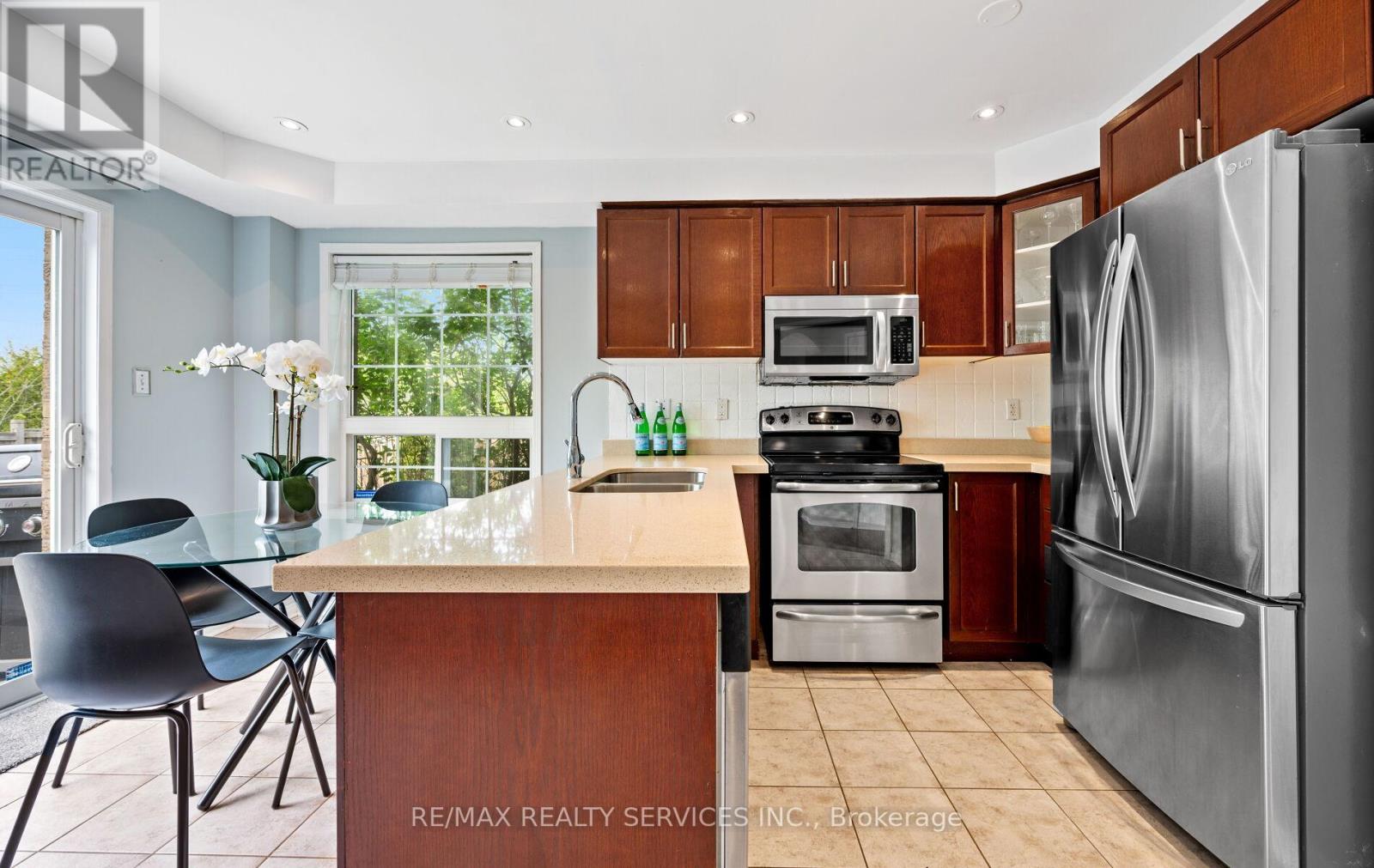 Photo 14 of 74 Earl Grey Crescent, Brampton ON