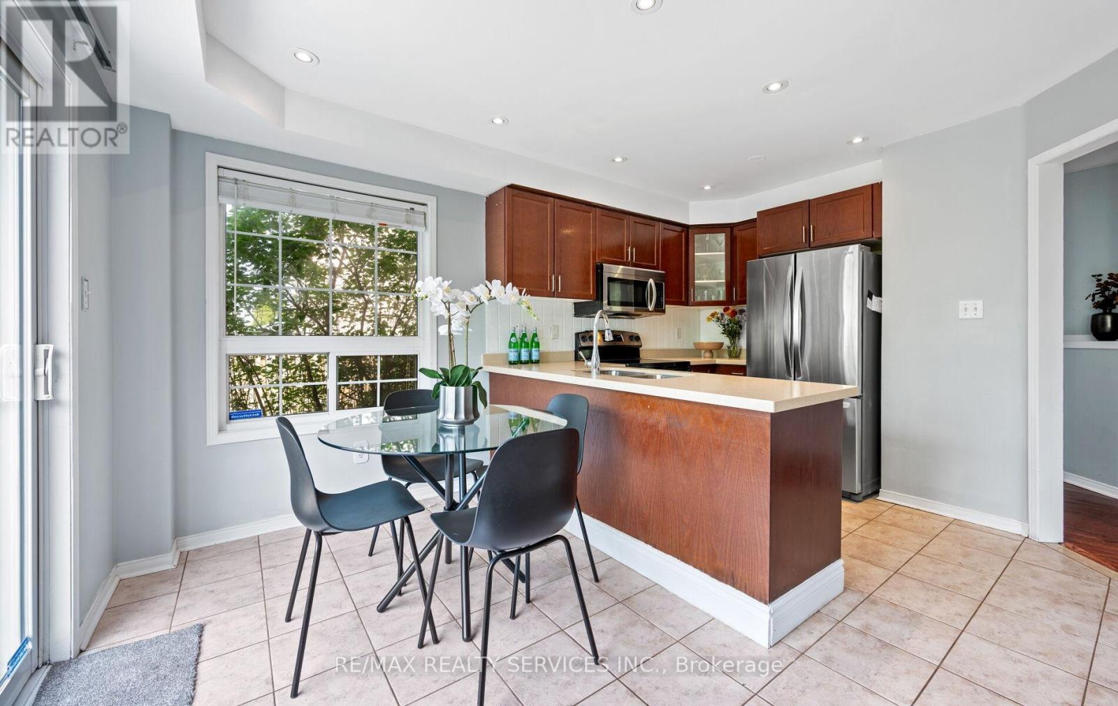 Photo 15 of 74 Earl Grey Crescent, Brampton ON