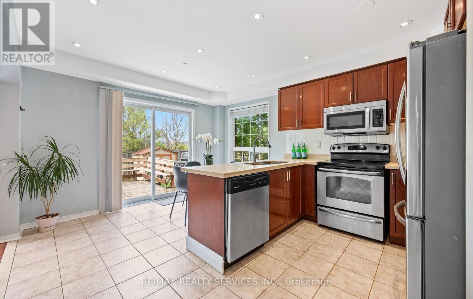 Photo 17 of 74 Earl Grey Crescent, Brampton ON