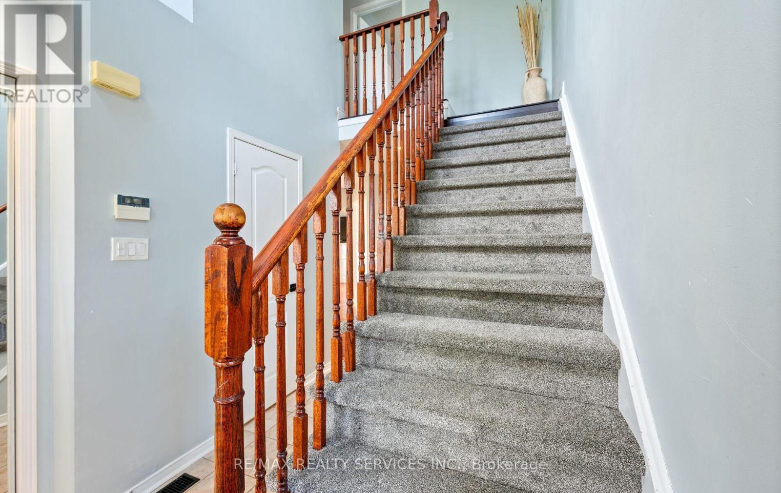 Photo 18 of 74 Earl Grey Crescent, Brampton ON