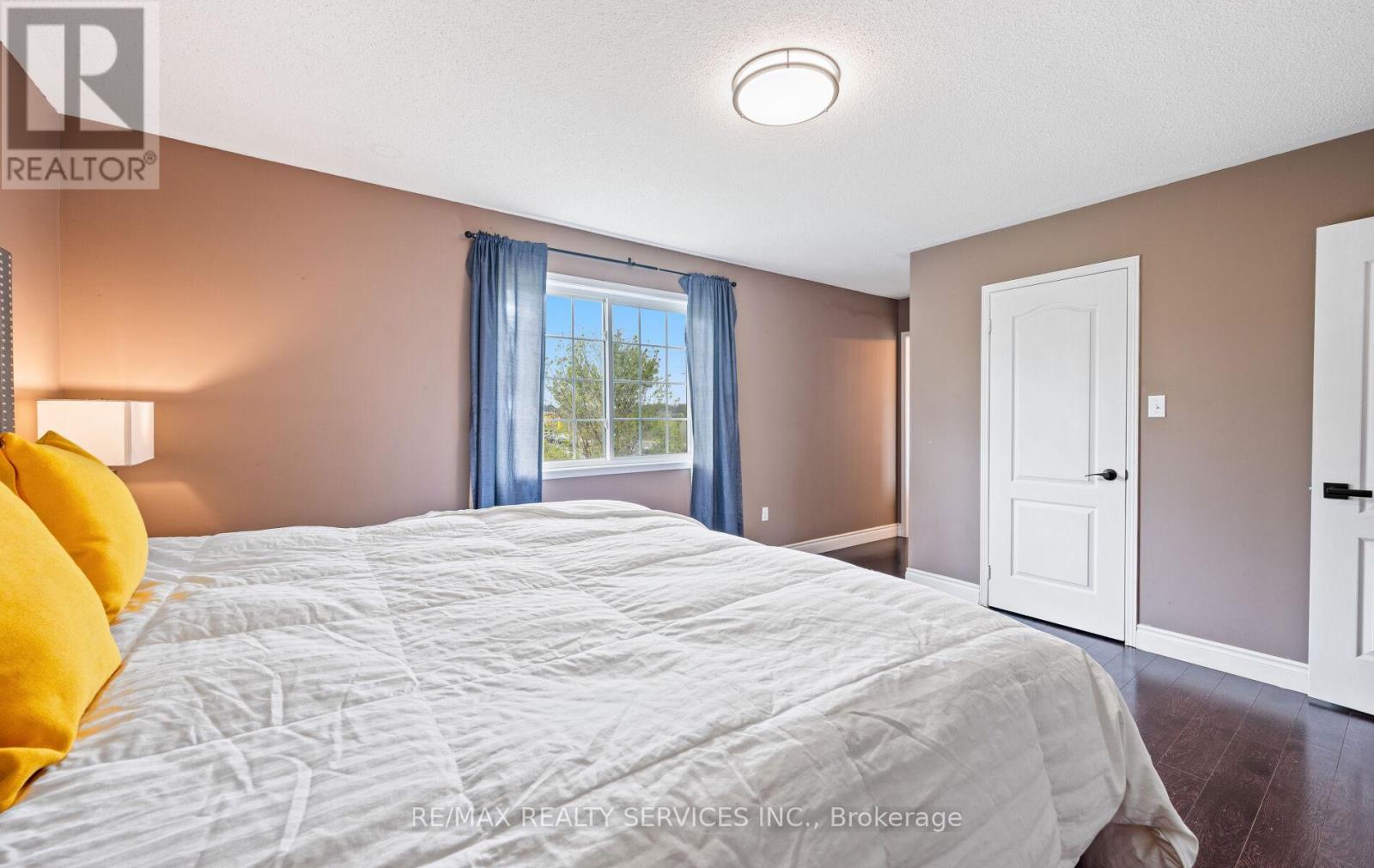 Photo 21 of 74 Earl Grey Crescent, Brampton ON