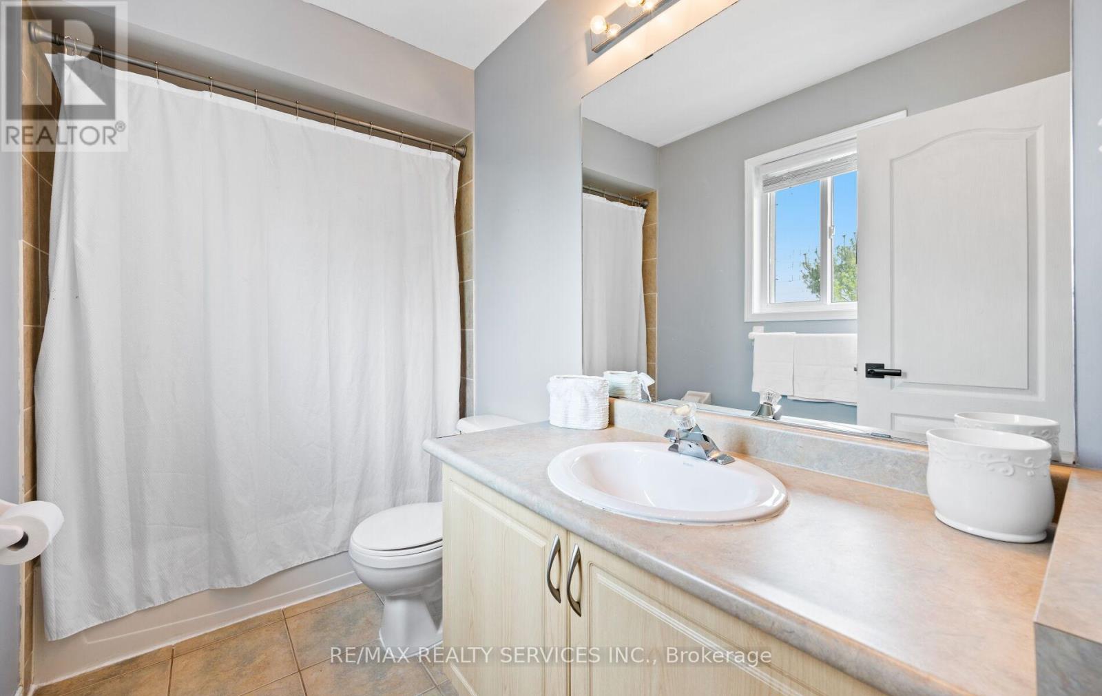 Photo 22 of 74 Earl Grey Crescent, Brampton ON