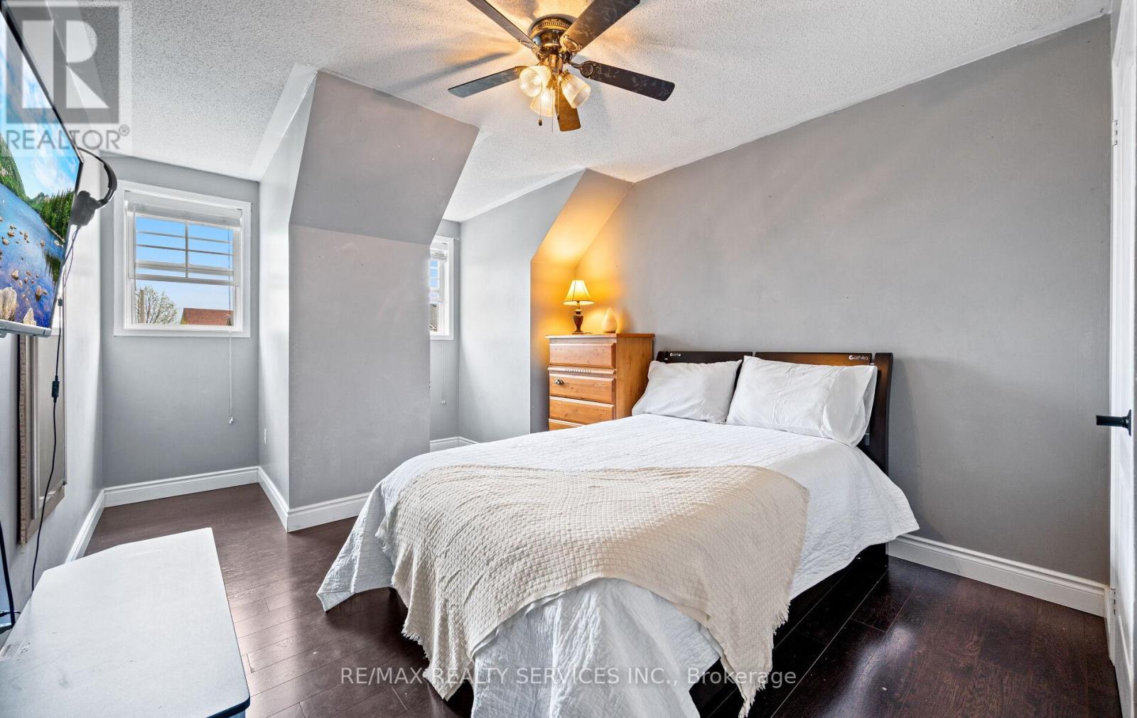 Photo 24 of 74 Earl Grey Crescent, Brampton ON