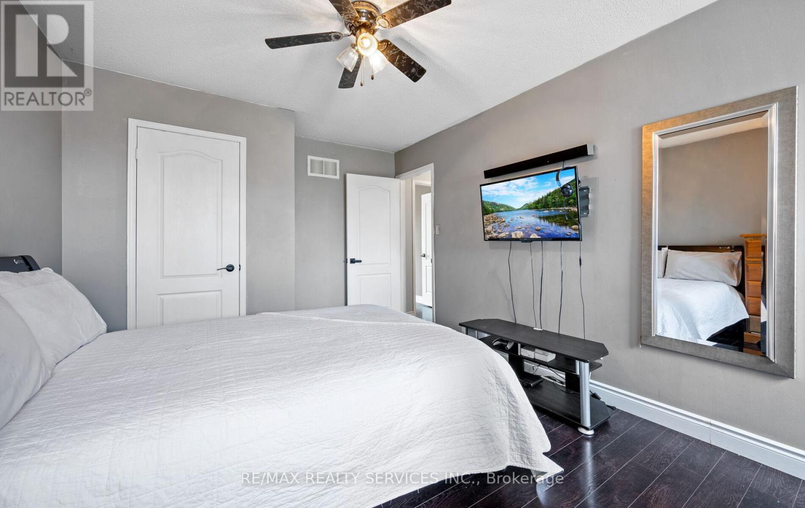 Photo 25 of 74 Earl Grey Crescent, Brampton ON