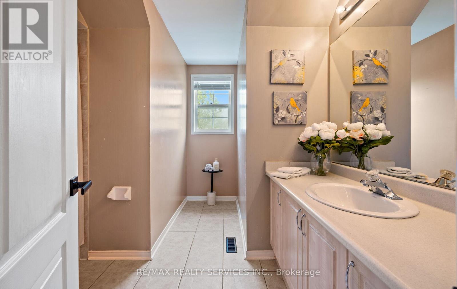 Photo 29 of 74 Earl Grey Crescent, Brampton ON