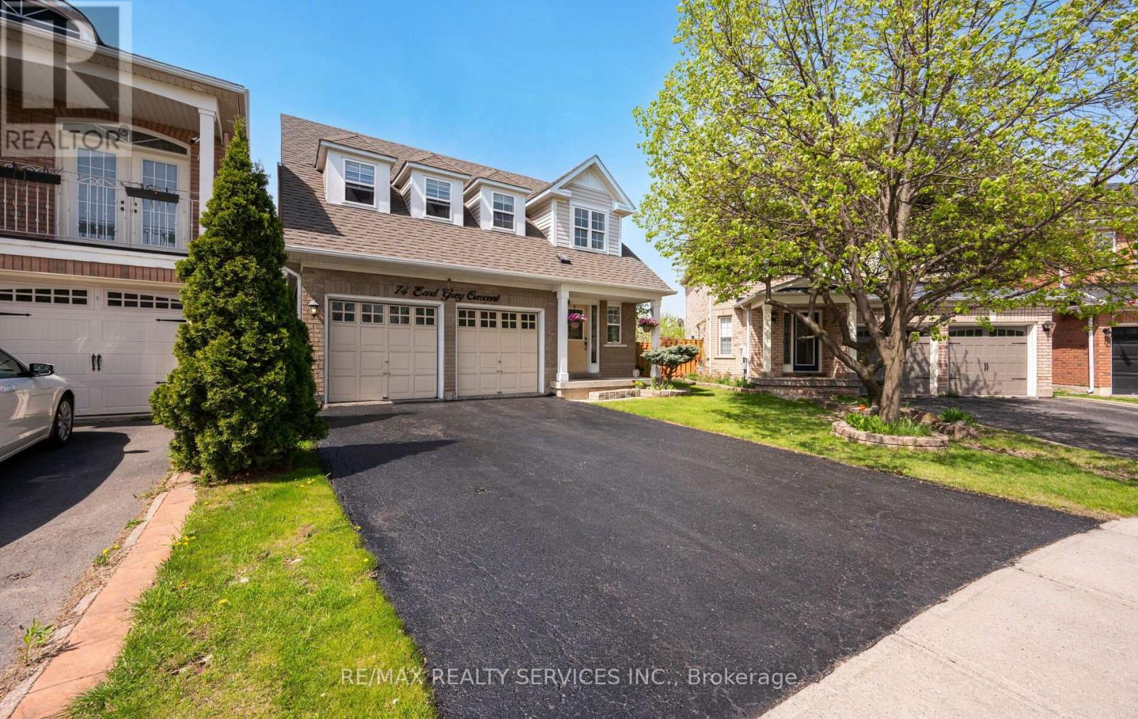 Photo 3 of 74 Earl Grey Crescent, Brampton ON