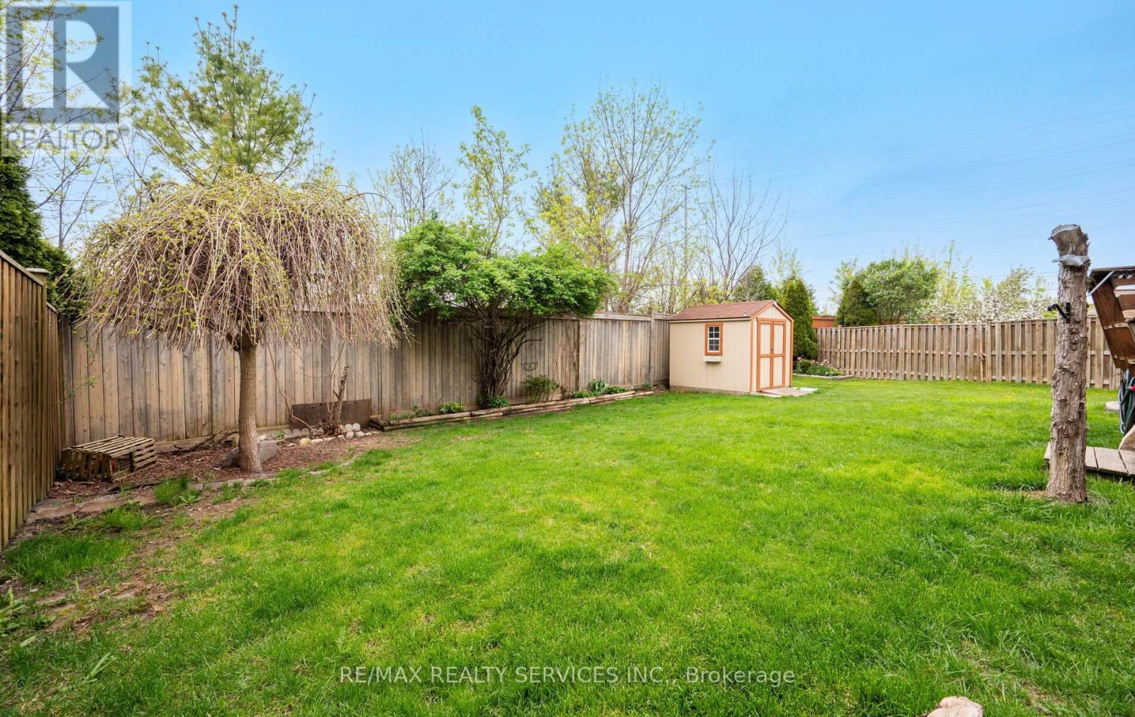 Photo 37 of 74 Earl Grey Crescent, Brampton ON