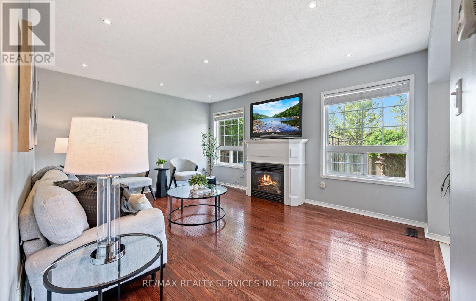 Photo 8 of 74 Earl Grey Crescent, Brampton ON