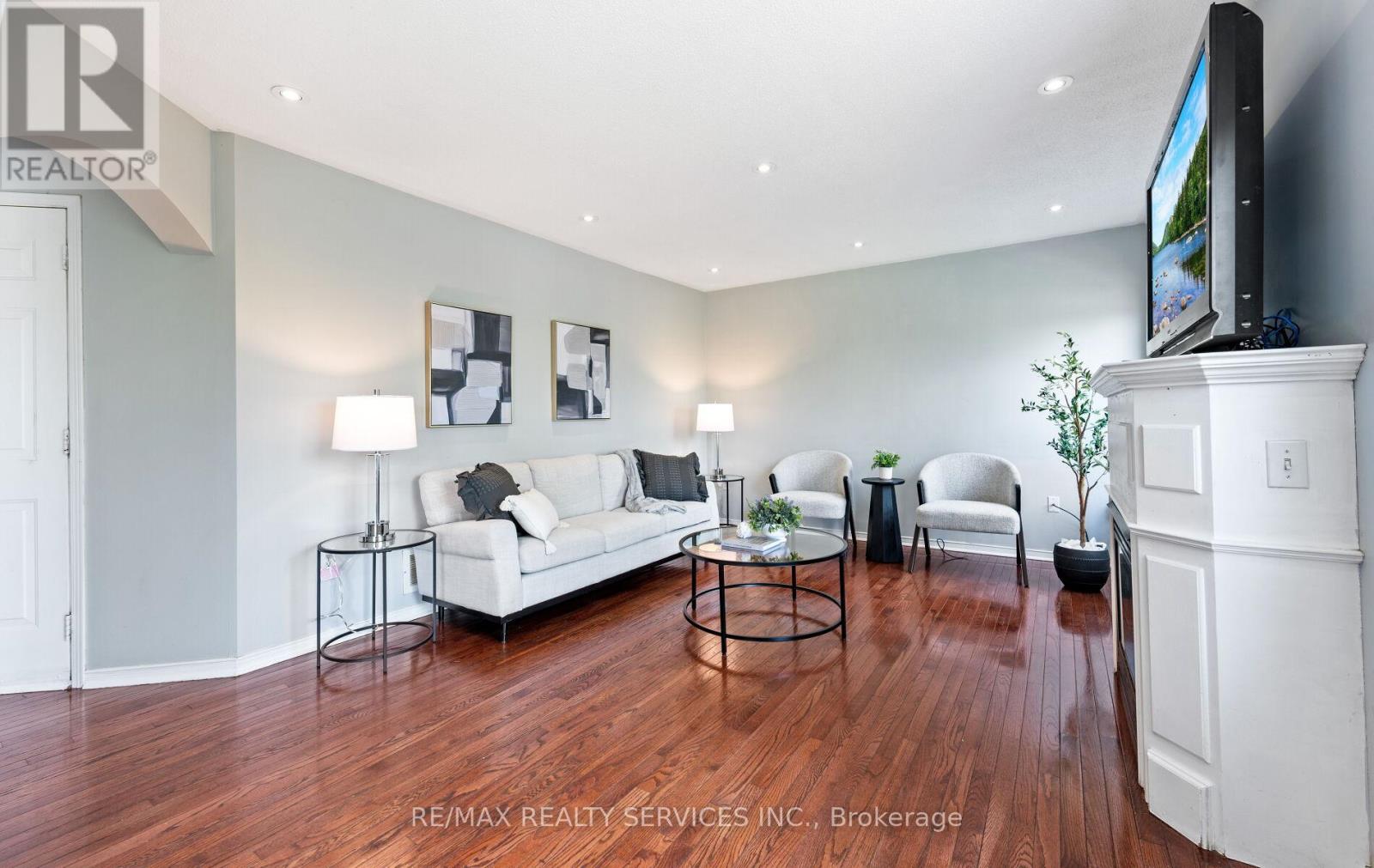 Photo 9 of 74 Earl Grey Crescent, Brampton ON