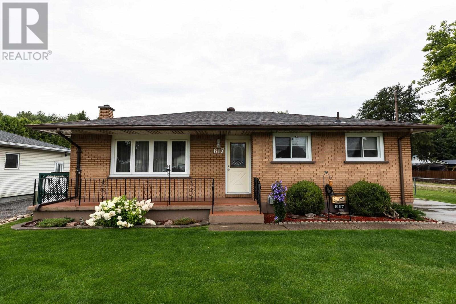 Photo 2 of 617 Boundary Rd, Sault Ste Marie ON