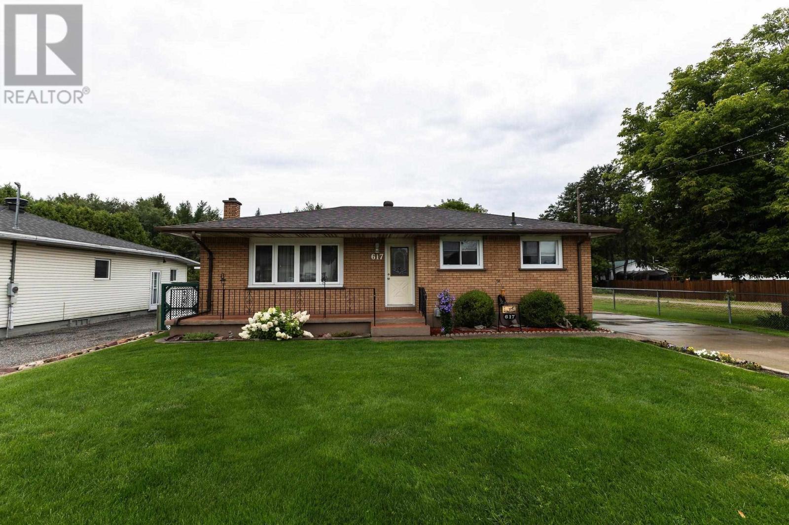 Photo 3 of 617 Boundary Rd, Sault Ste Marie ON