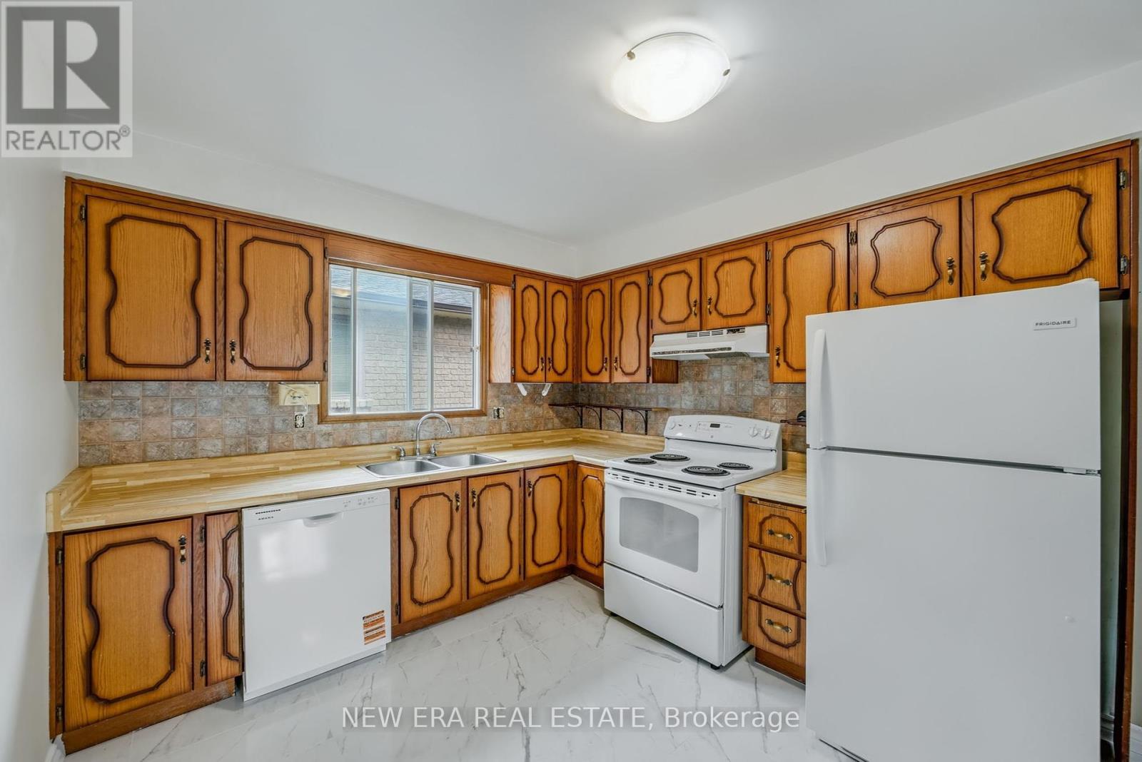 Photo 11 of 3 Envoy Boulevard, Hamilton ON