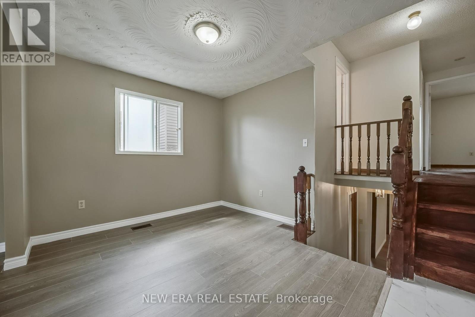 Photo 15 of 3 Envoy Boulevard, Hamilton ON