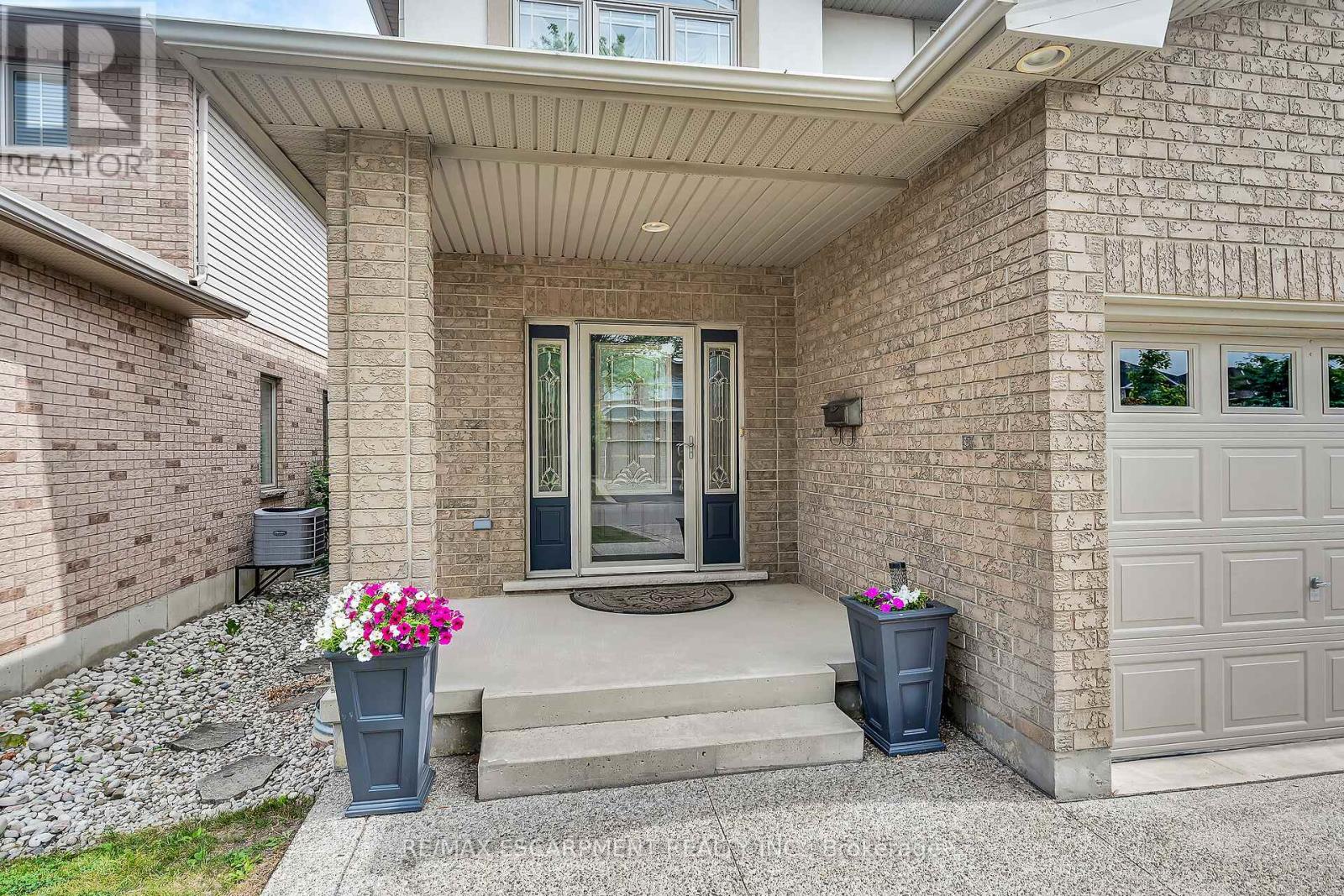 Photo 2 of 7 Kathleen Court, Hamilton ON