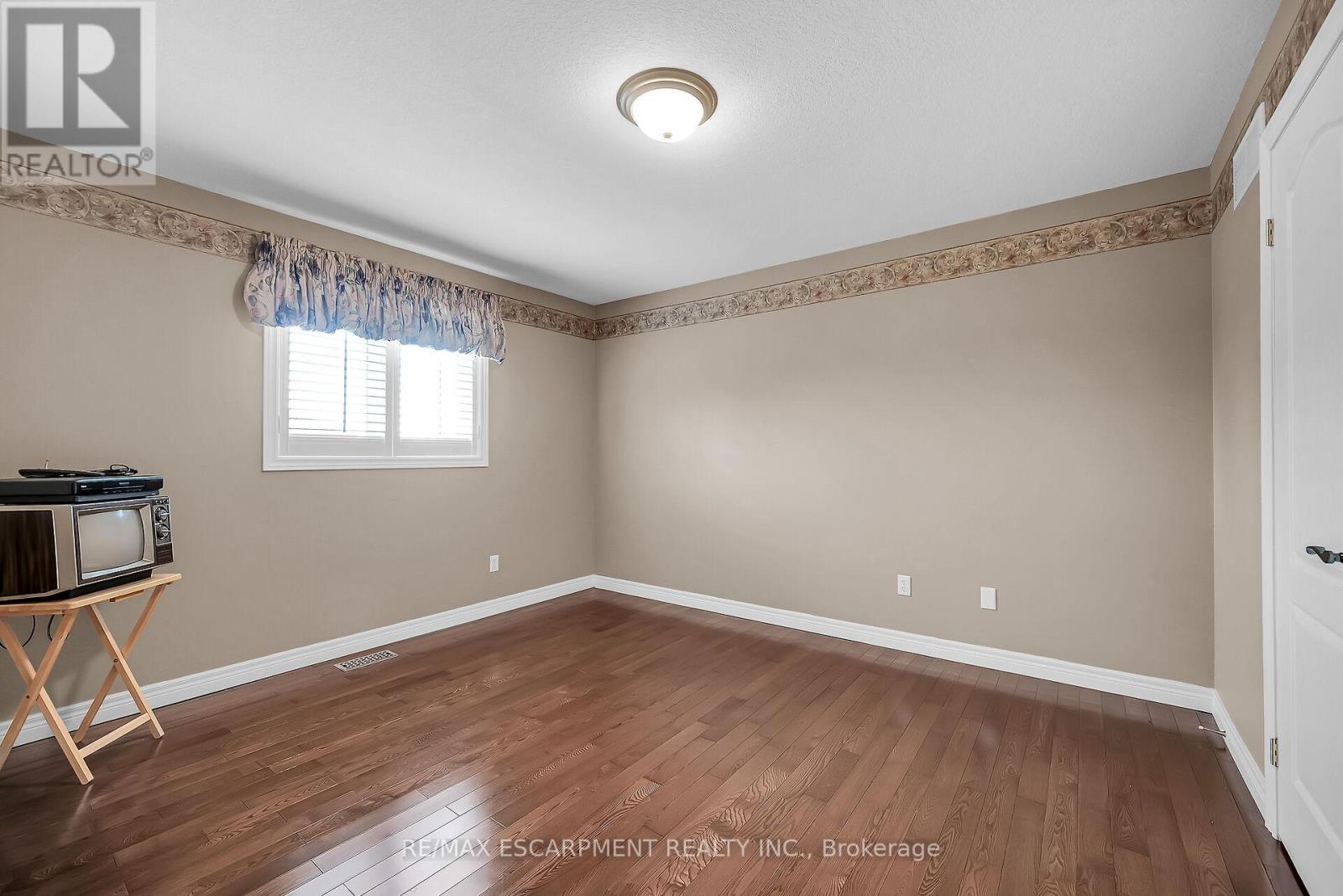 Photo 32 of 7 Kathleen Court, Hamilton ON