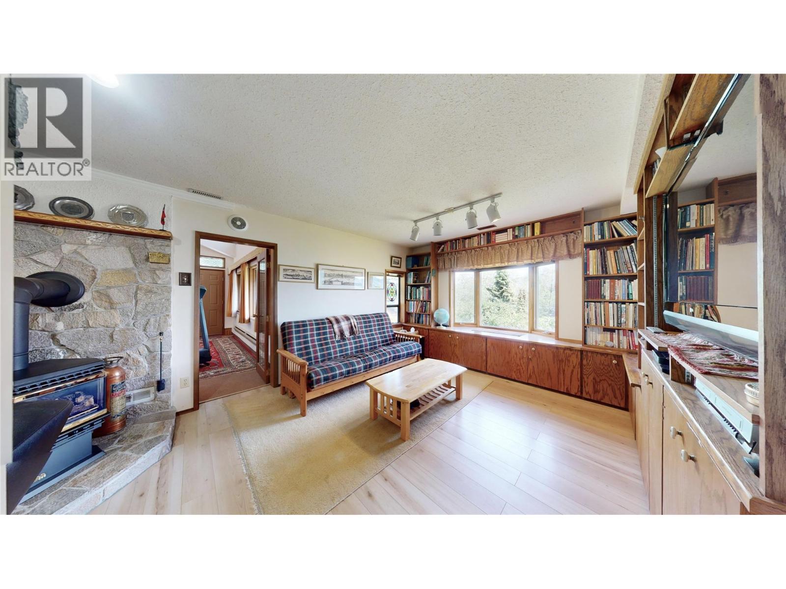  6045 Ellison Avenue, Peachland