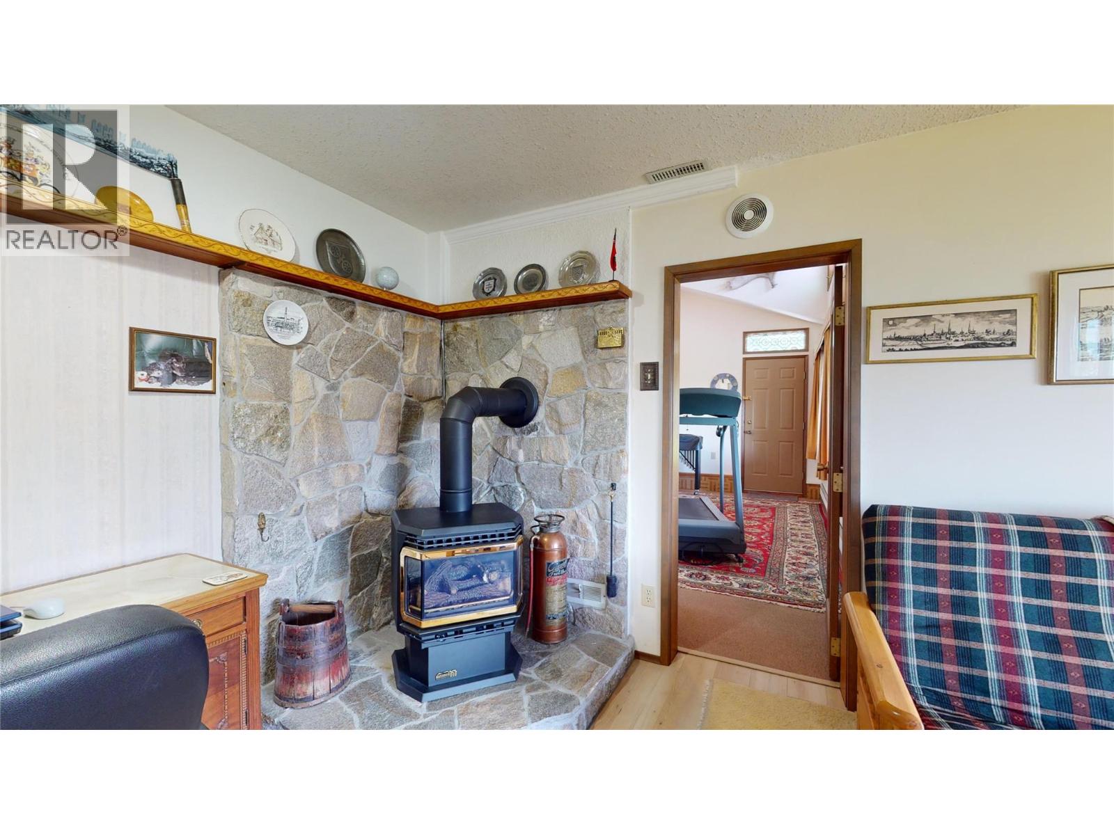  6045 Ellison Avenue, Peachland