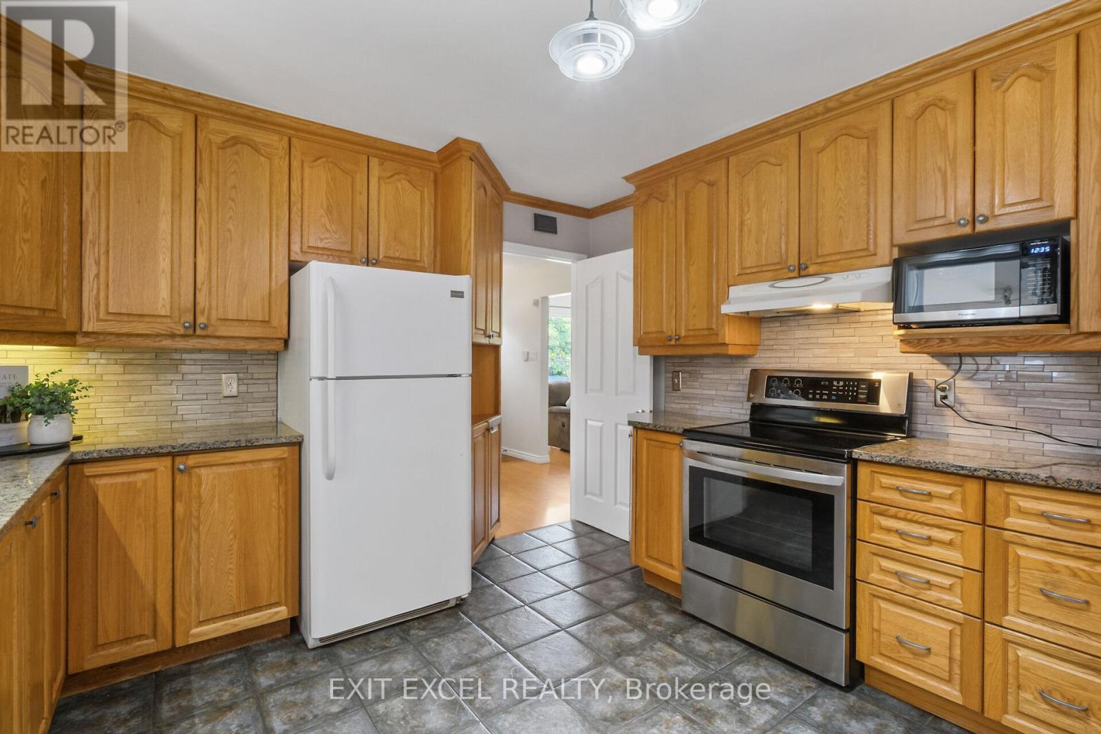 Photo 10 of 396 Roxdale Avenue, Ottawa ON
