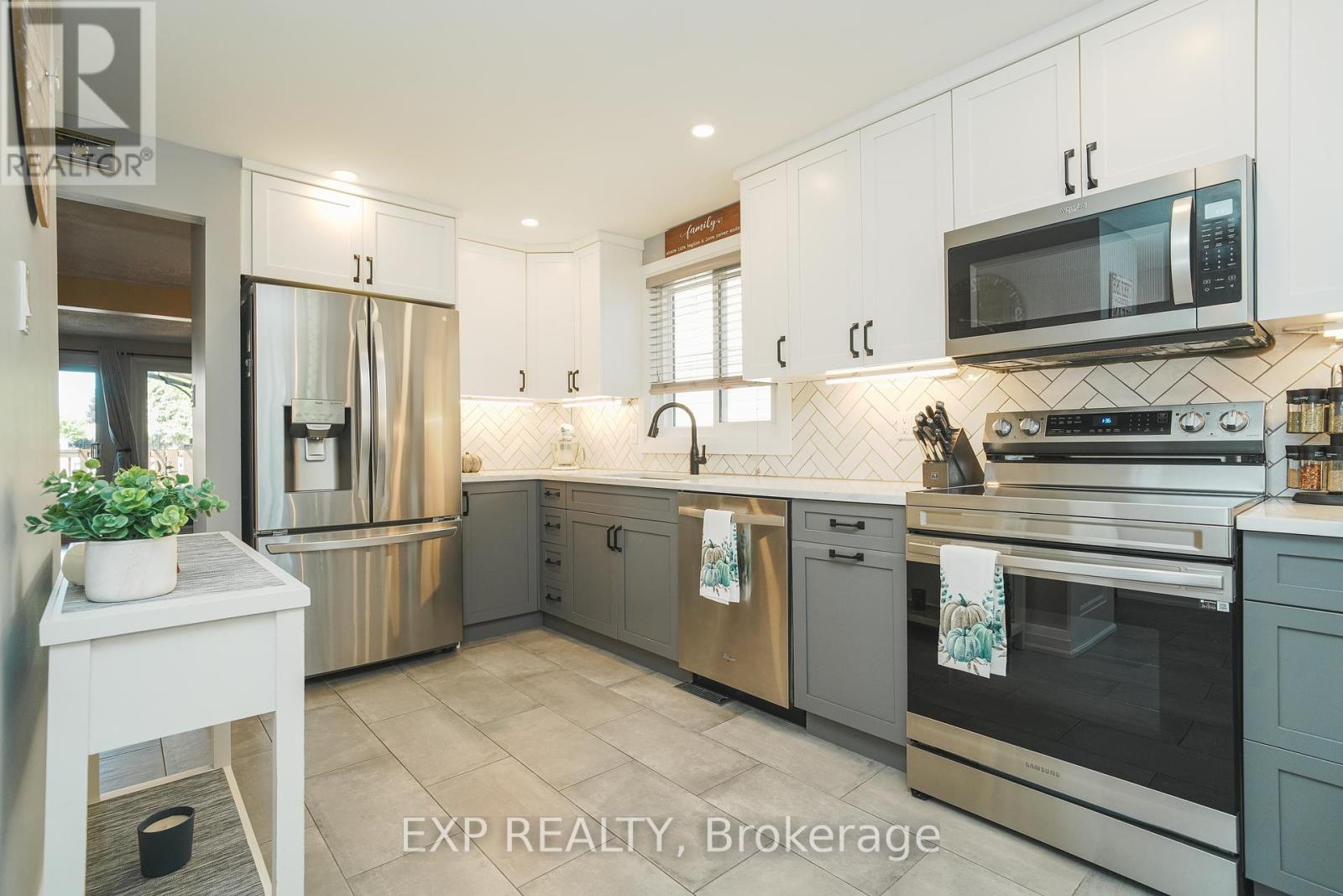 Photo 8 of 66 Malvern Drive, Ottawa ON