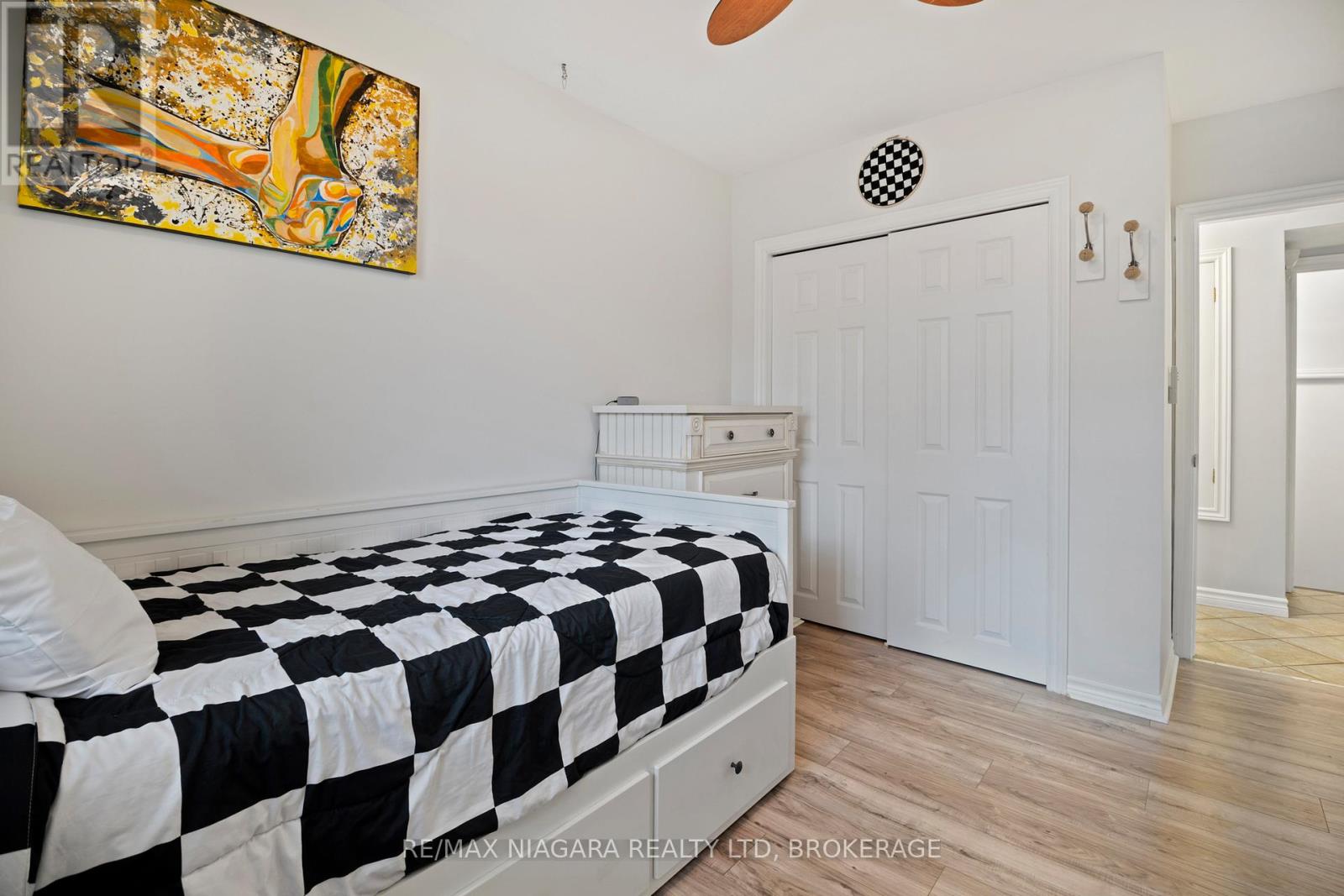 Photo 11 of 3 Clearview Heights, St Catharines ON