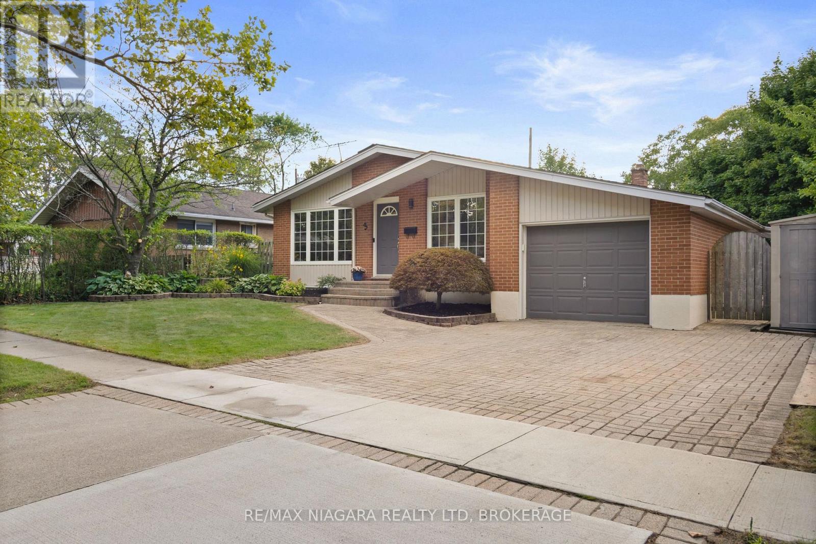 Photo 2 of 3 Clearview Heights, St Catharines ON
