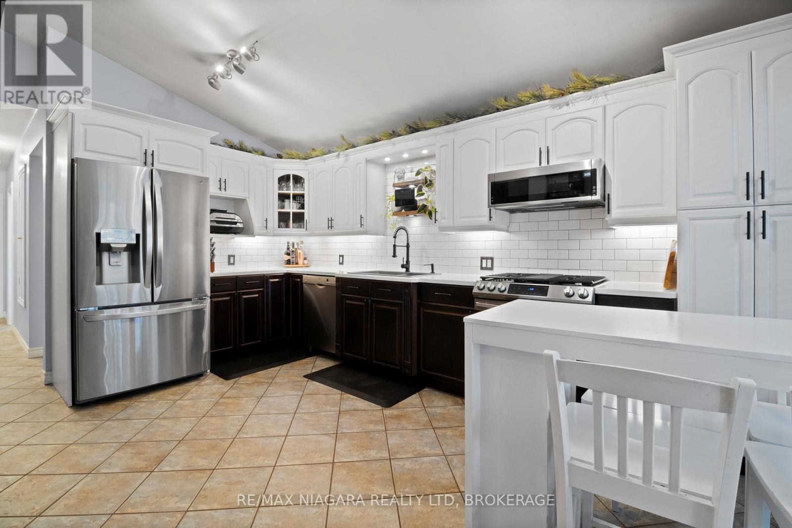 Photo 4 of 3 Clearview Heights, St Catharines ON