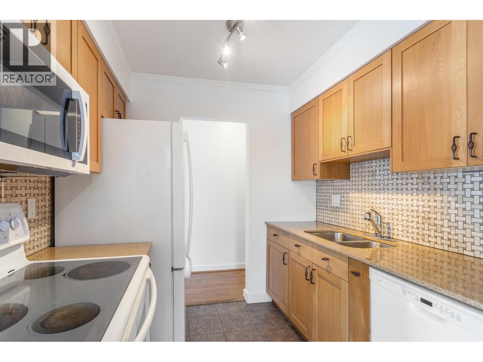 Photo 10 of 303 134 W 20th Street, North Vancouver BC
