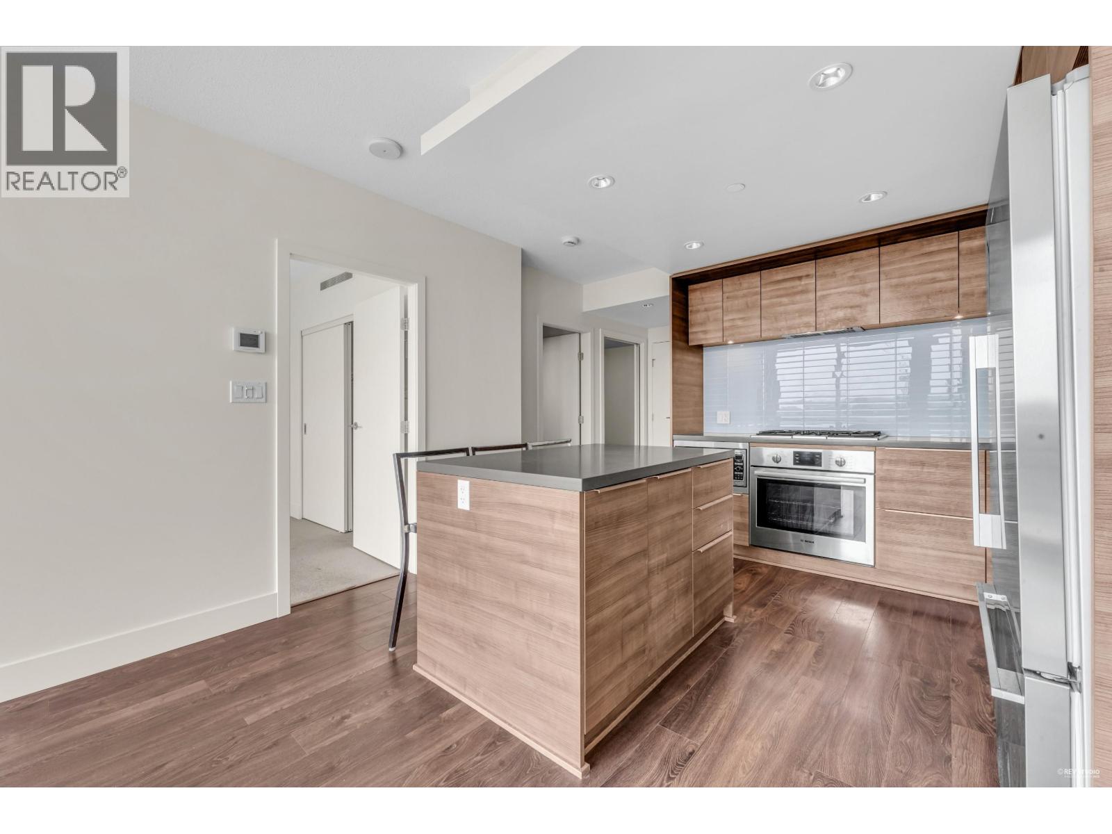 Photo 4 of 1005 1550 Fern Street, North Vancouver BC