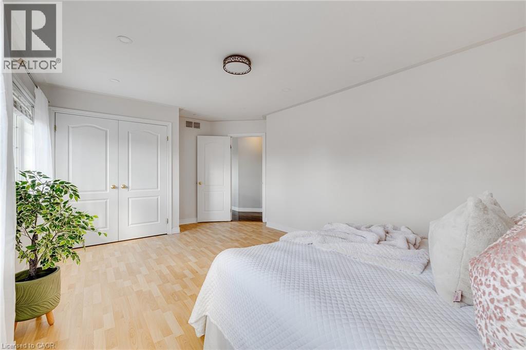 Photo 24 of 44 Pentland Road, Waterdown ON