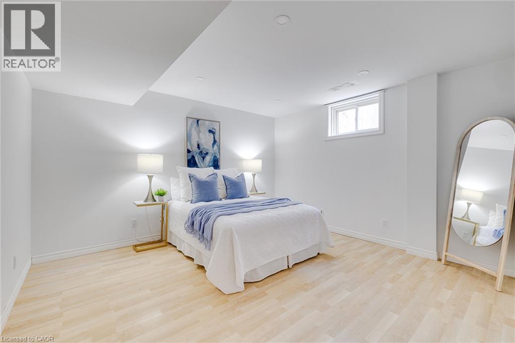 Photo 33 of 44 Pentland Road, Waterdown ON
