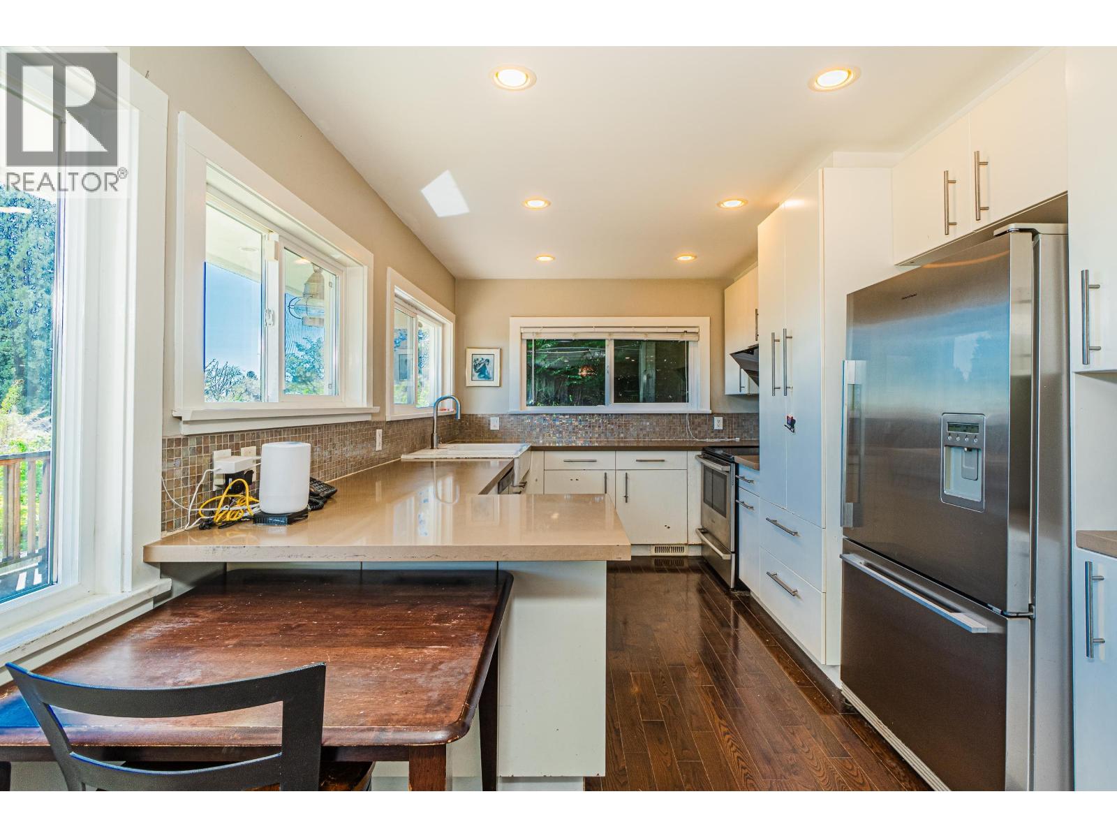 Photo 10 of 2460 Mathers Avenue, West Vancouver BC
