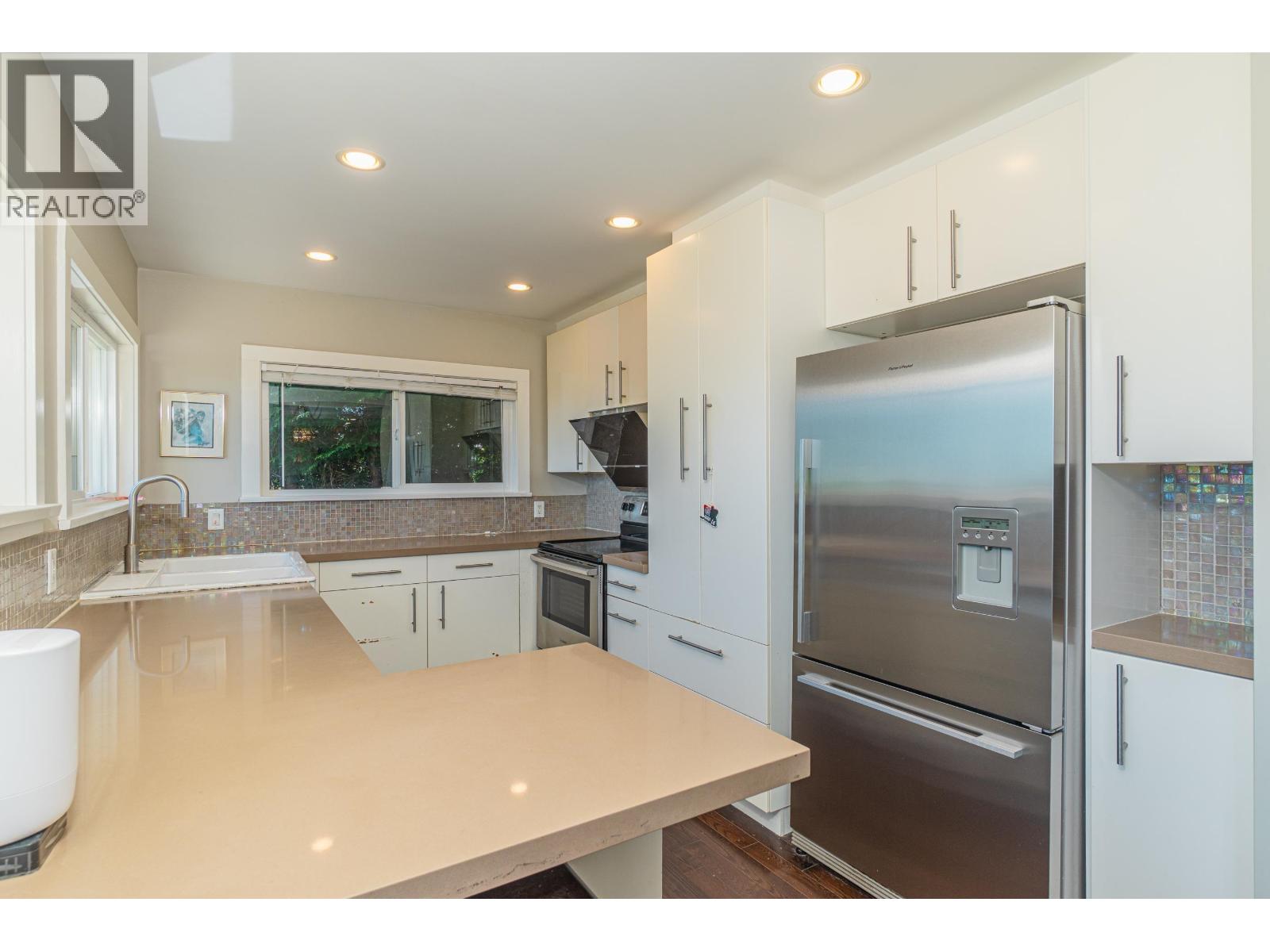 Photo 11 of 2460 Mathers Avenue, West Vancouver BC