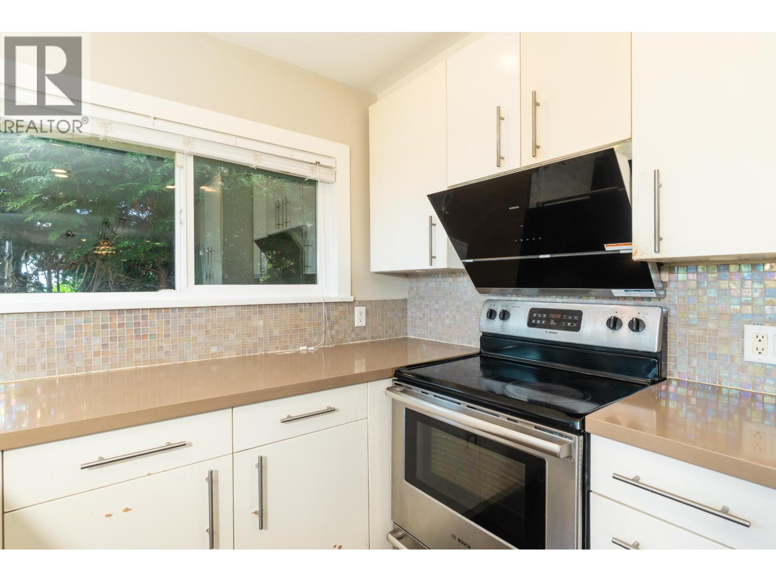 Photo 12 of 2460 Mathers Avenue, West Vancouver BC