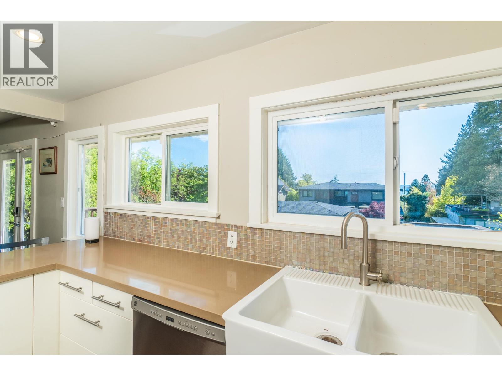 Photo 13 of 2460 Mathers Avenue, West Vancouver BC