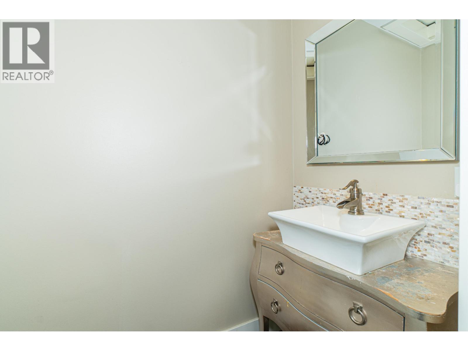 Photo 14 of 2460 Mathers Avenue, West Vancouver BC