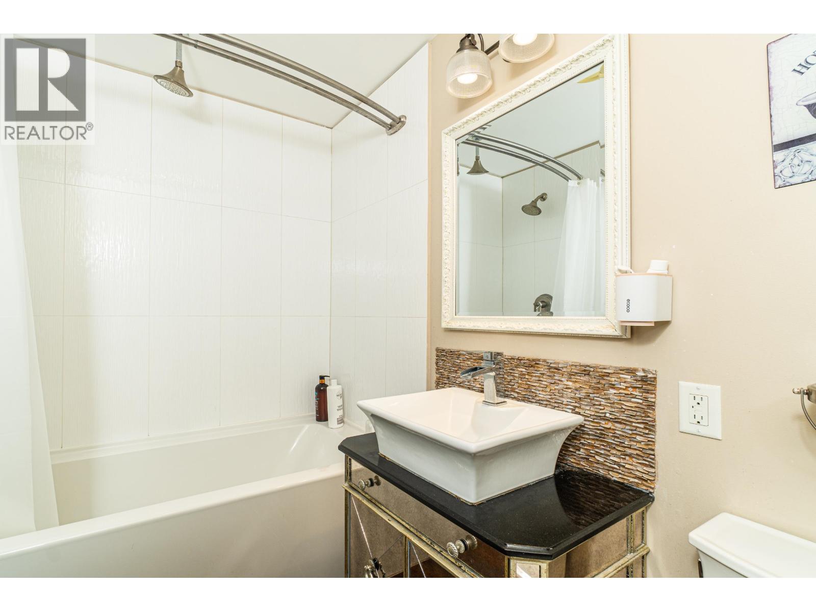 Photo 18 of 2460 Mathers Avenue, West Vancouver BC