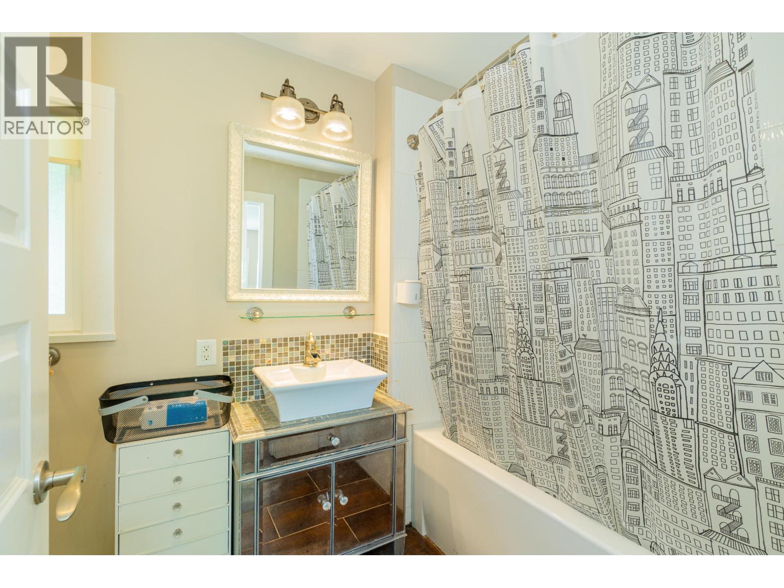 Photo 21 of 2460 Mathers Avenue, West Vancouver BC