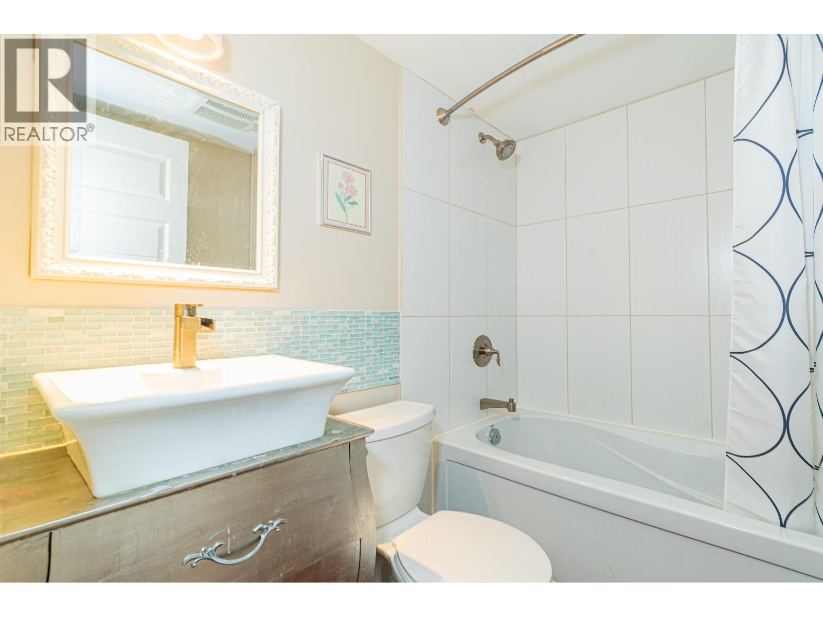 Photo 33 of 2460 Mathers Avenue, West Vancouver BC