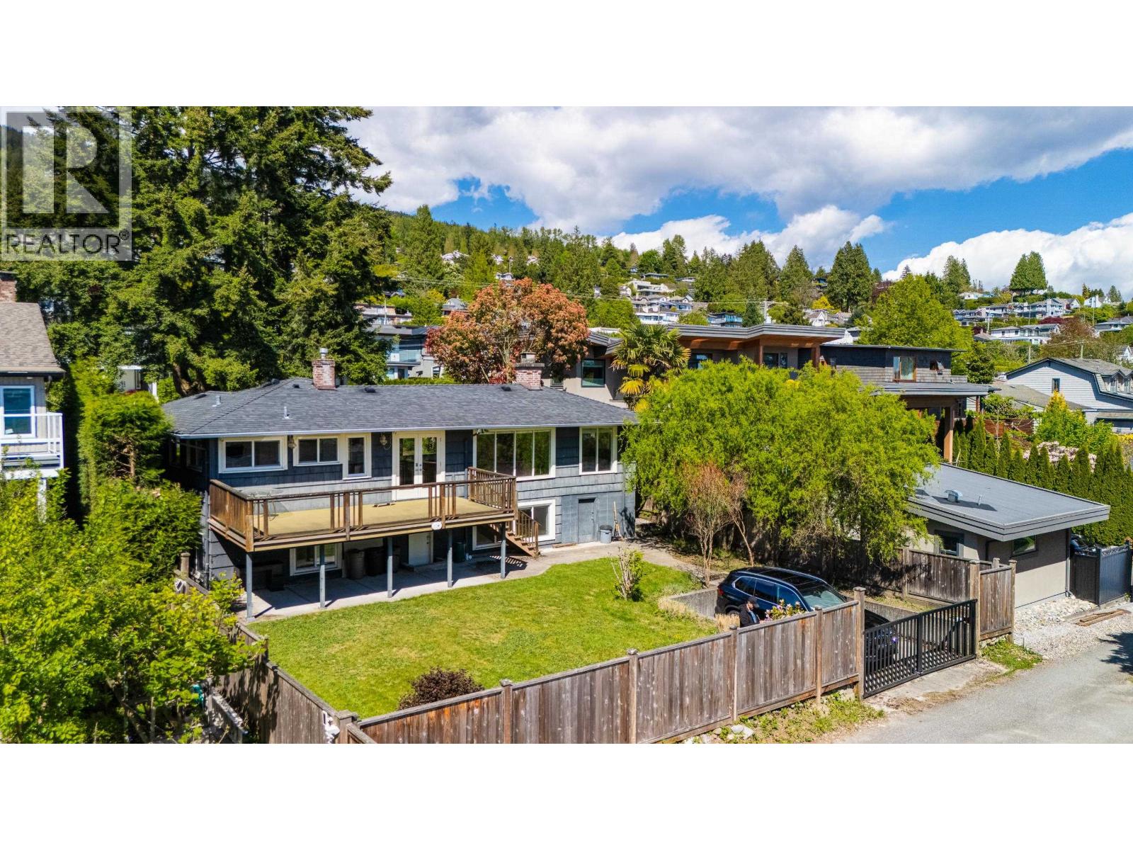 Photo 37 of 2460 Mathers Avenue, West Vancouver BC