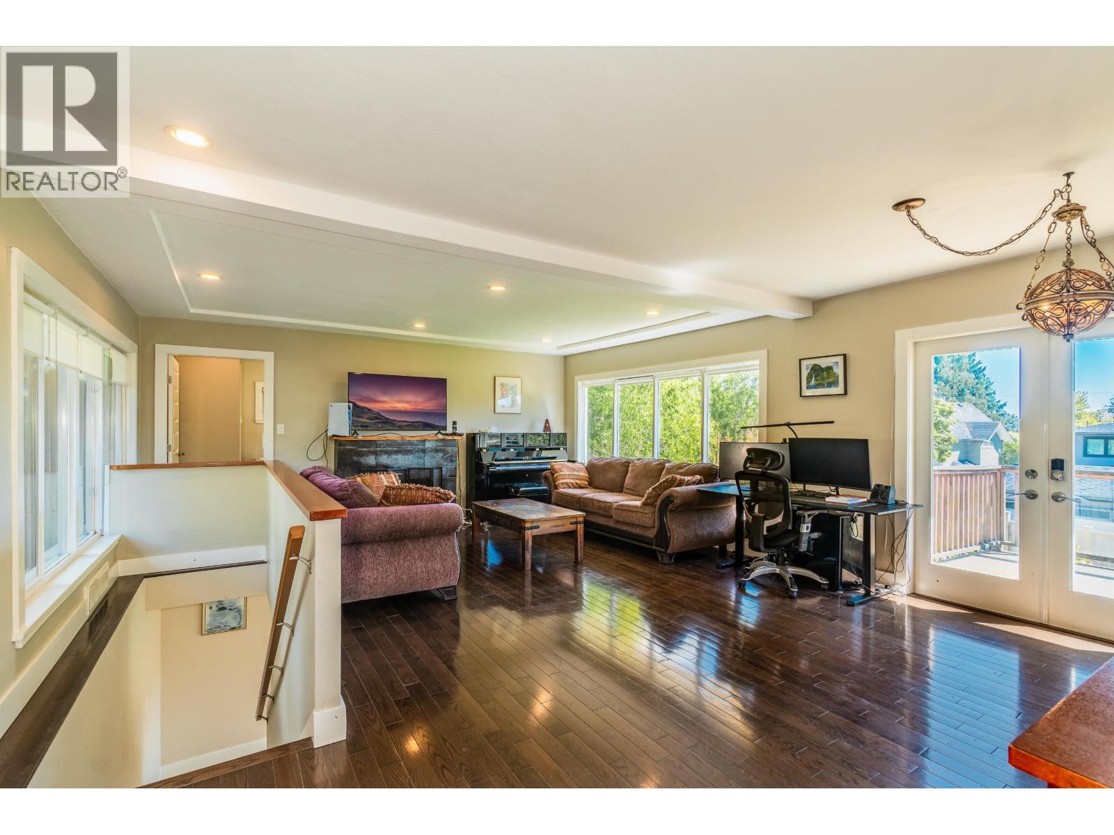 Photo 7 of 2460 Mathers Avenue, West Vancouver BC
