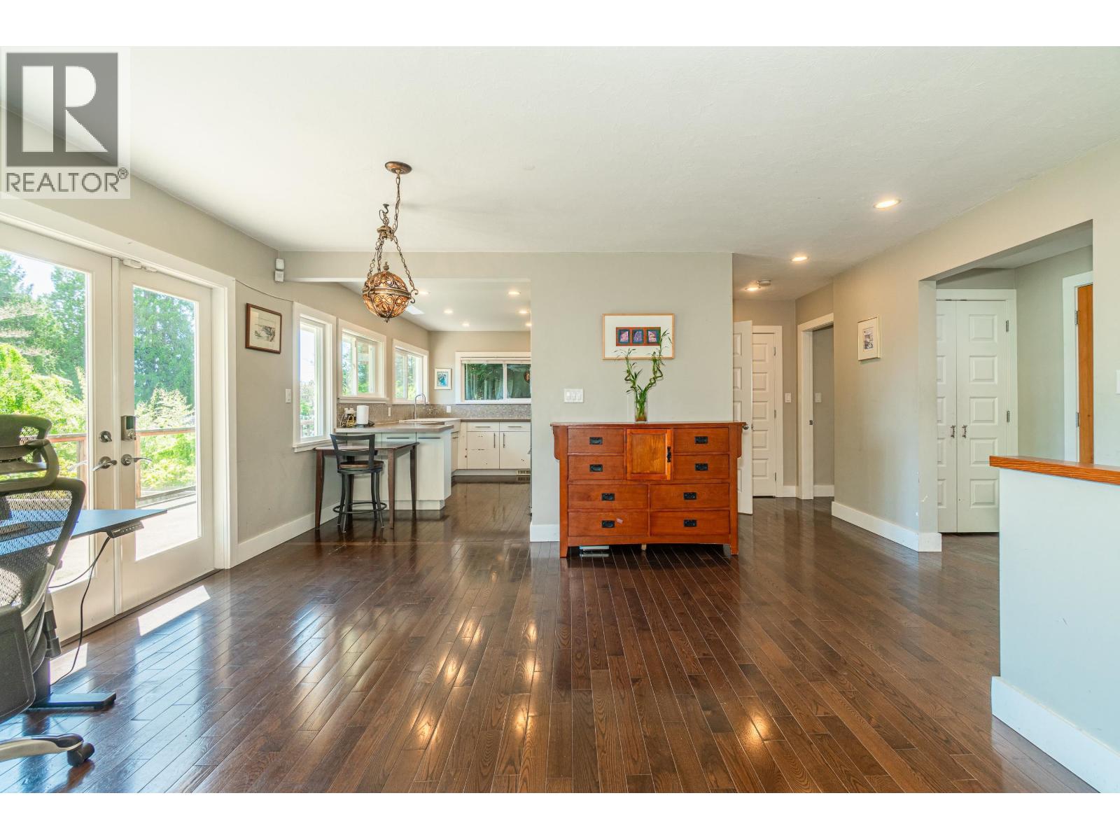 Photo 9 of 2460 Mathers Avenue, West Vancouver BC