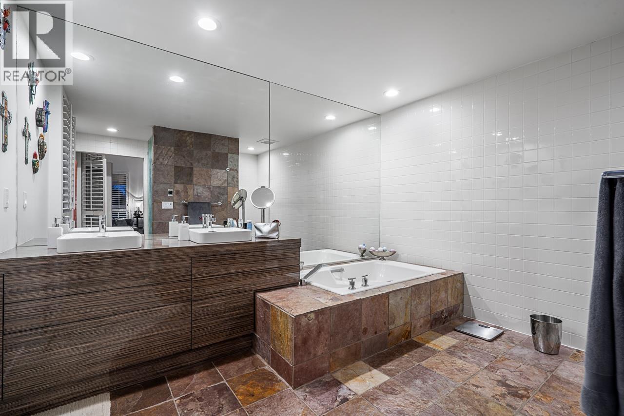 Photo 17 of 955 20th Street, West Vancouver BC