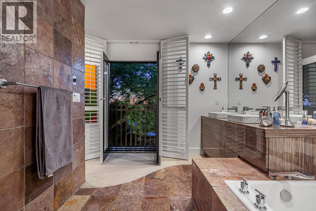 Photo 18 of 955 20th Street, West Vancouver BC