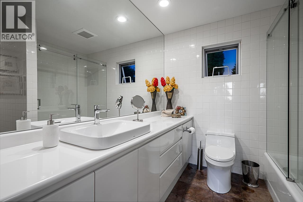 Photo 22 of 955 20th Street, West Vancouver BC